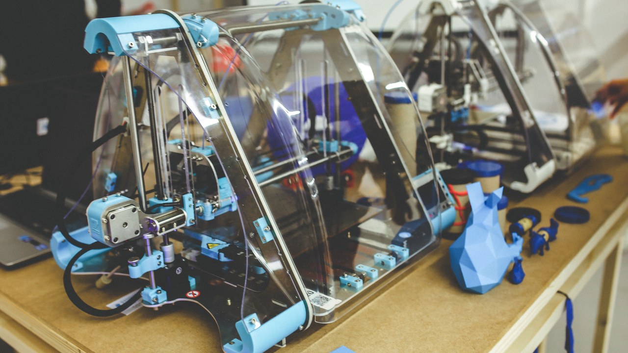 3D-skrivare i arbete med plastdetalj.