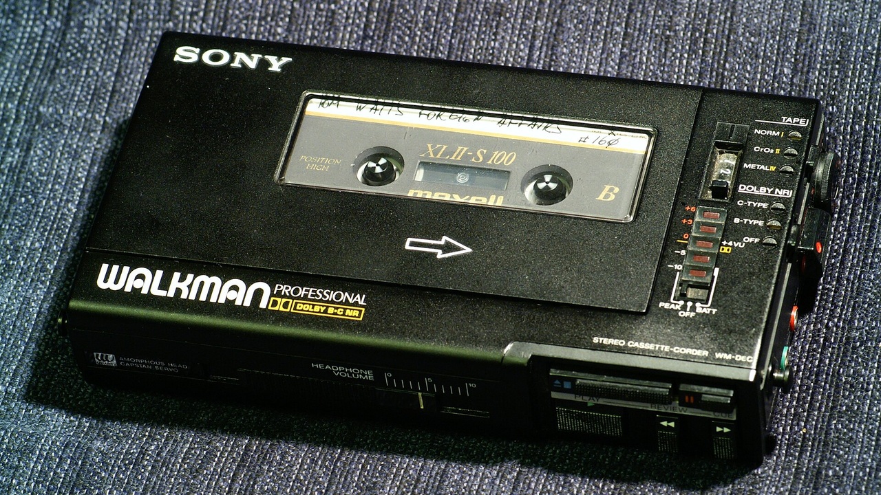 En Sony Walkman med kassett synlig genom luckans fönster.