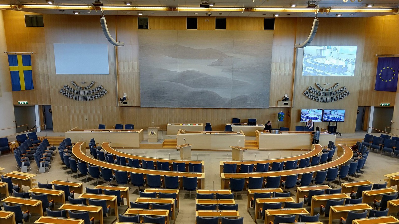 Sverige och Somalia byter politiker. Båda kallar det kapacitet.